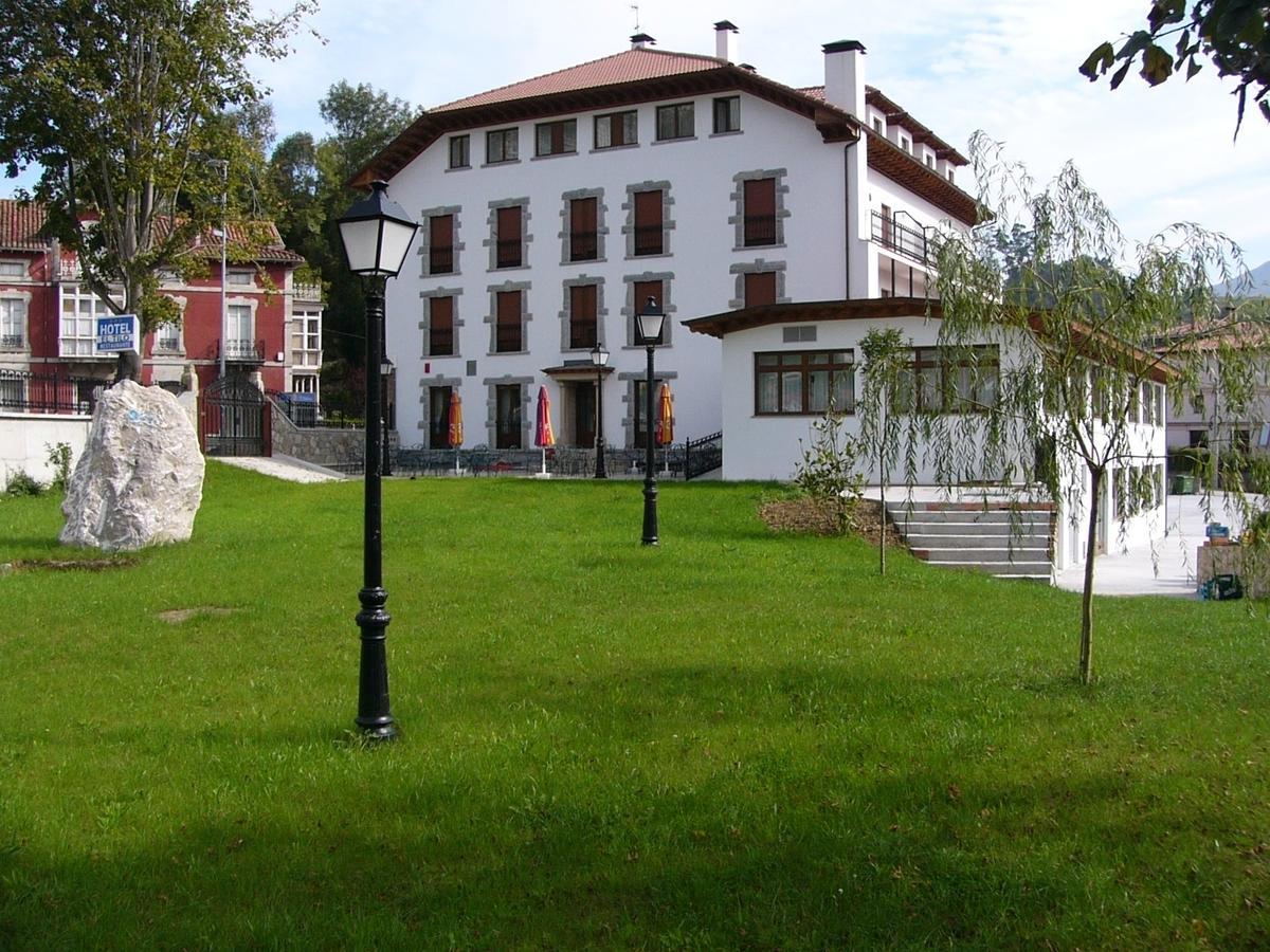 Hotel El Tilo Panes Exteriör bild